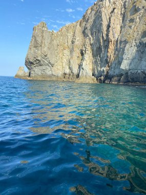 Imbros adası Gkeada 'daki deniz şeridi boyunca uzanan volkanik kaya oluşumlarına Peynir Kayalıkları denir. Çanakkale Türkiye