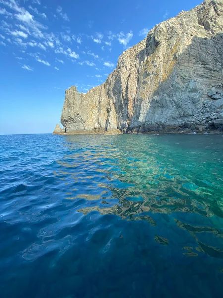 Imbros adası Gkeada 'daki deniz şeridi boyunca uzanan volkanik kaya oluşumlarına Peynir Kayalıkları denir. Çanakkale Türkiye