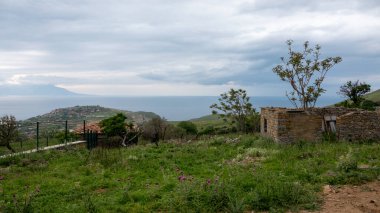 Eski Bademli - Gökceada, Canakkale Türkiye 'de Gliki Köyü, Ege Denizi ve Yunan adası Semendirek manzarası. Imbros Adası panoramik şehir manzarası