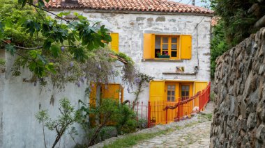 Gökçeada, Çanakkale Türkiye 18 Mayıs, Dar taş patikalar ve Gökeada 'nın Eski Gliki köyündeki eski taş evler. Imbros Adası