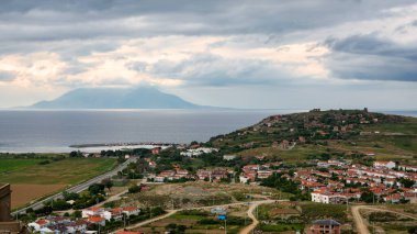 Eski Bademli - Gliki Köyü, Ege Denizi ve Yunan adası Gökçeada, Canakkale Türkiye 'den Samothrace manzarası. Imbros Adası panoramik şehir manzarası