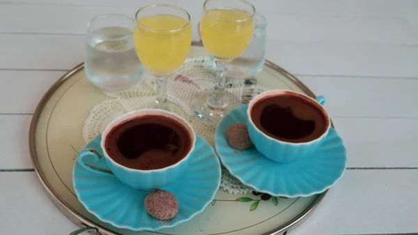 Zwei Tassen Türkischer Kaffee Serviert Mit Etwas Plätzchen Und Zitronenlikör — Stockfoto