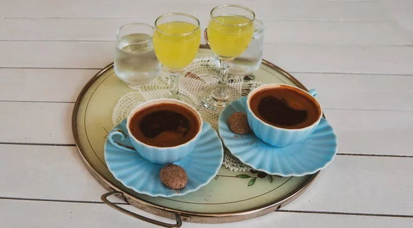 Две Чашки Турецкого Кофе Печеньем Лимонным Ликером Лимончико Подносе Белом — стоковое фото