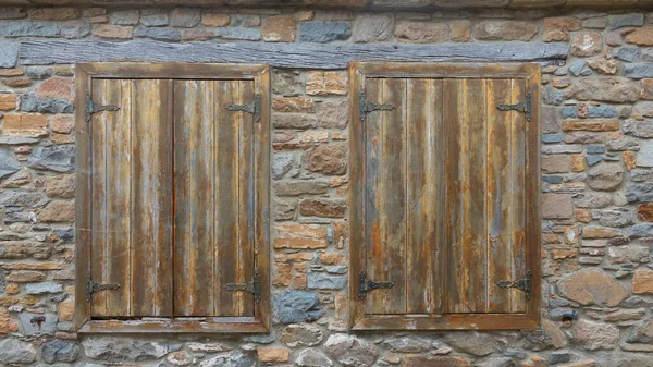 窓に古いレトロな木製のシャッターで石造りの家のクローズアップフロントビュー ゴッケダのアンティークギリシャの歴史的な家 イムブロス島 — ストック写真