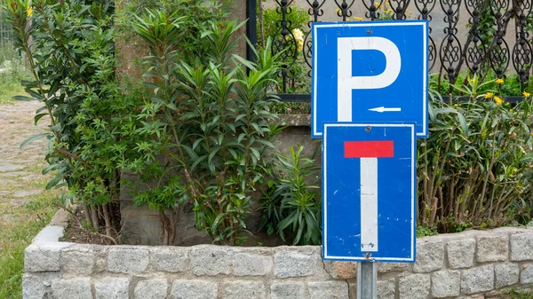 市区死胡同和停车场的交通标志 禁止通行的道路交通标志 — 图库照片