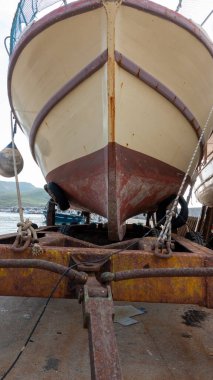 Eski harabe teknenin yakın görüntüsü yenilenmeyi bekliyor Gokeada, anakkale, Türkiye