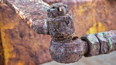 Yoğun oksitlenmiş eski ve paslı kıskacı kapat