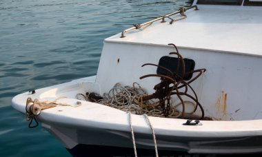 Deniz manzaralı ve paslı bir tekne çapası.