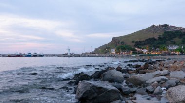 Gkeada 'nın Kaleky sahilinden deniz manzarası ve Kaleky tepesi