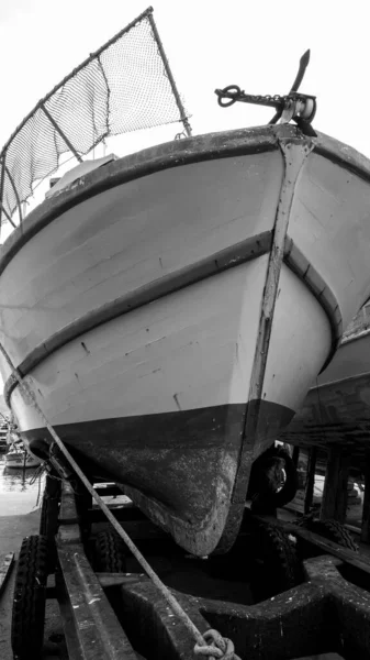 Fiskebåt Väntar Underhåll Att Repareras Och Målas Reparationsvarvet För Båtar — Stockfoto