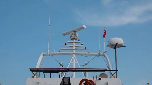 Radar ve iletişim kulesiyle yat - Üstyapı