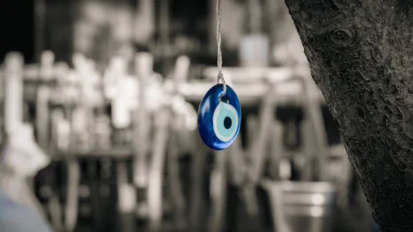 Niebieski Perełka Zła Oko Wiszące Liny Gałęzi Drzewa Tradycyjny Amulet — Zdjęcie stockowe