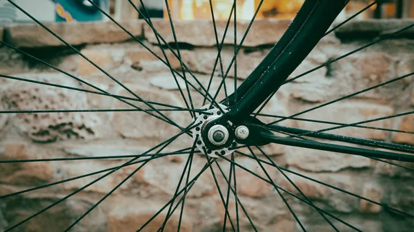 Vista Ravvicinata Della Ruota Della Bicicletta Dei Cerchi Davanti Muro — Foto Stock