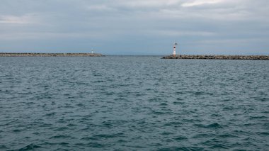 Günbatımı, Yunan adası Semendireği ve Gökçeada Kalekoy 'daki deniz feneri manzarası. Imbros Adası Canakkale, Türk