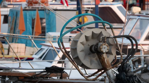 Dettaglio Fiocco Avvolgibile Una Barca Pesca Ormeggiata Nel Porto Verricello — Foto Stock