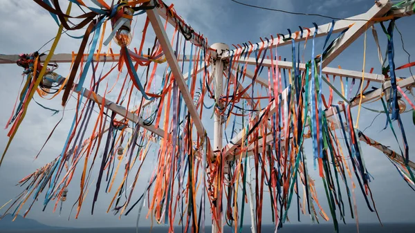 Kolorowe Tradycyjne Wstążki Życzeniowe Przywiązane Drzewa Słupa Żelaza Kalekoy Gokceada — Zdjęcie stockowe