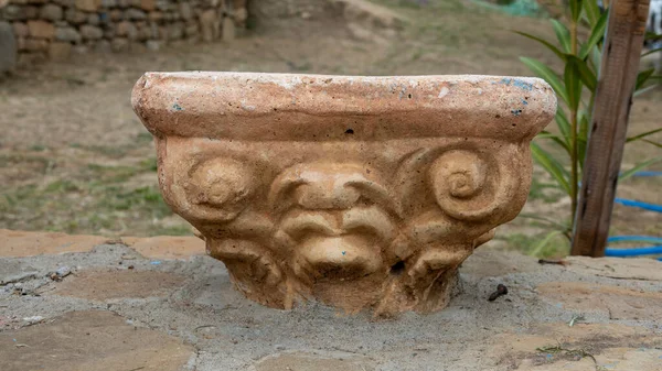 Antik Yunan Sütununun Üst Kısmı Bir Evin Bahçesinde Bulundu — Stok fotoğraf