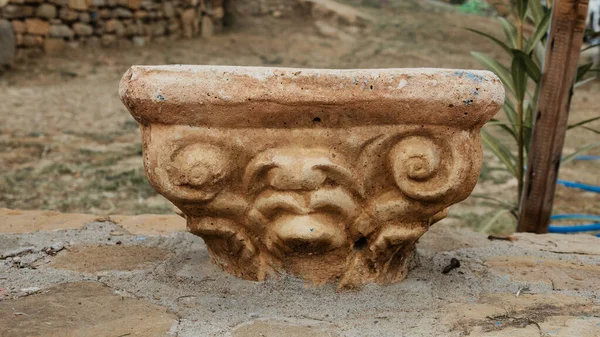 Antik Yunan Sütununun Üst Kısmı Bir Evin Bahçesinde Bulundu — Stok fotoğraf