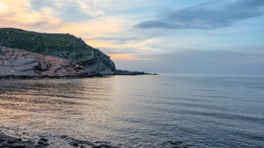 Gökçeada 'da gün batımında, Yunanca adı Arcadia olan Yıldız Koy plajı, Gökçeada' da popüler bir plajdır. Çanakkale, Türkiye