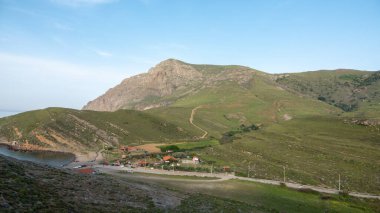 Gökçeada 'nın yeşil tepelerinden gün batımına kadar uzanan Yıldizkoy plajı, Gökçeada' nın popüler plajlarından biridir. Çanakkale, Türkiye