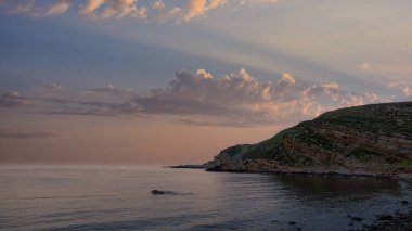 Gökçeada 'nın yeşil tepelerinden gün batımına kadar uzanan Yıldizkoy plajı, Gökçeada' nın popüler plajlarından biridir. Çanakkale, Türkiye