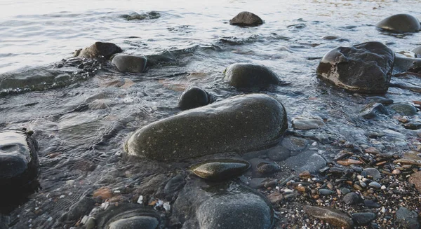 Während Die Sanften Kristallklaren Wellen Das Ufer Über Die Kieselsteine — Stockfoto