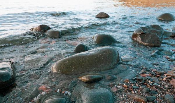 Während Die Sanften Kristallklaren Wellen Das Ufer Über Die Kieselsteine — Stockfoto