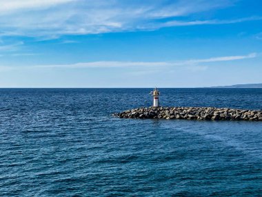Gökçeada Imbros Adası Kalekoy limanından Kalekoy deniz feneri manzaralı. Çanakkale, Türkiye