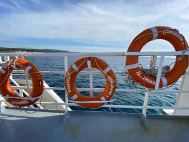 Canakkale, Türkiye - 13 Mayıs 2019: Gkceada (imbros) taşımacılığı Kabatepe limanından kalkan feribot ile yapılır.