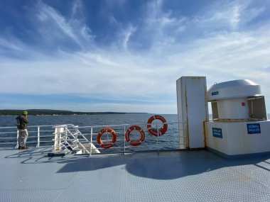 Canakkale, Türkiye - 13 Mayıs 2019: Gkceada (imbros) taşımacılığı Kabatepe limanından kalkan feribot ile yapılır.