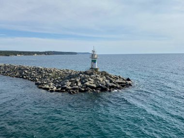 Gökçeada Imbros Adası Kalekoy limanından Kalekoy deniz feneri manzaralı. Çanakkale, Türkiye