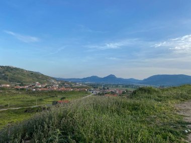 Çanakkale 'nin Gökçeada ilçesinin Gliki köyünden Bademli ovası. Imbros Adası. Imbros Adası panoramik köy manzarası