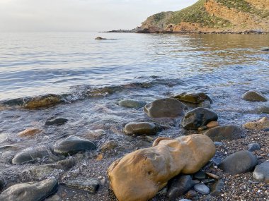 Kalekoy deniz feneri ve Gökceada Imbros Adası Kalekoy limanının gün batımında sahil manzarası. Çanakkale, Türkiye