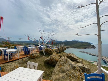 Gökçeada, Canakkale, Türkiye 28 Mayıs 2023: Gökçeada 'nın Kalekoy Köyü' ndeki ünlü balık restoranı. Türkiye 'nin en büyük adası olan Gökçeada, Çanakkale ilinin bir ilçesidir.