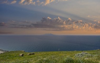Gökçeada 'daki Kalekoy köyünün tepesinden Semendirek Adası manzarası. Kalekoy, İngilizce Castle Village demek. Imbros Adası Canakkale, Türkiye