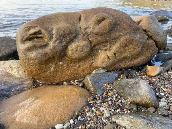Ein Gesichtsförmiger Felsen Einem Kieselstrand — Stockfoto