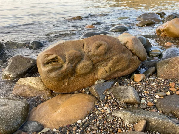 ペブルシー海岸にある顔型の岩です — ストック写真