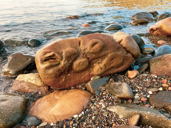 ペブルシー海岸にある顔型の岩です — ストック写真