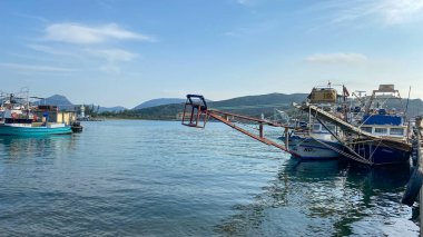 Gökçeada, Anakkale, Türkiye 27 Mayıs 2023 Kalekoy Limanı demirli kılıç balığı gemileriyle. Kalekoy Gokceada 'nın en eski limanıdır.