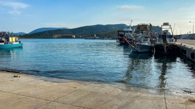 Gökçeada, Anakkale, Türkiye 27 Mayıs 2023 Kalekoy Limanı demirli kılıç balığı gemileriyle. Kalekoy Gokceada 'nın en eski limanıdır.