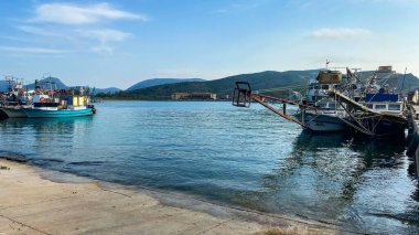 Gökçeada, Anakkale, Türkiye 27 Mayıs 2023 Kalekoy Limanı demirli kılıç balığı gemileriyle. Kalekoy Gokceada 'nın en eski limanıdır.