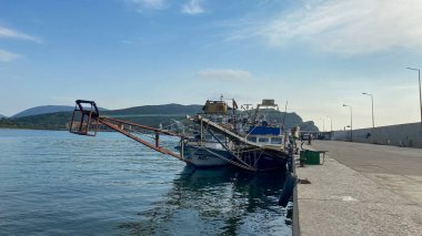 Gökçeada, Anakkale, Türkiye 27 Mayıs 2023 Kalekoy Limanı demirli kılıç balığı gemileriyle. Kalekoy Gokceada 'nın en eski limanıdır.