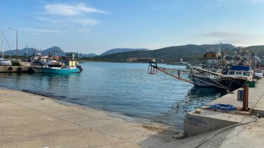 Gkeada, anakkale, Türkiye 27 Mayıs 2023 Kalekoy Limanı demirli kılıç balığı gemileriyle. Kalekoy Gokceada 'nın en eski limanıdır.