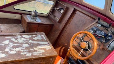 Kontrol paneli enstrümanlarıyla klasik ahşap bir tekne.