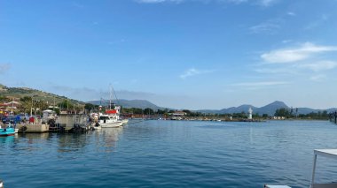 Gökçeada, Anakkale, Türkiye 27 Mayıs 2023 Kalekoy Limanı demirli kılıç balığı gemileriyle. Kalekoy Gokceada 'nın en eski limanıdır.