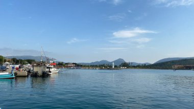 Gökçeada, Anakkale, Türkiye 27 Mayıs 2023 Kalekoy Limanı demirli kılıç balığı gemileriyle. Kalekoy Gokceada 'nın en eski limanıdır.