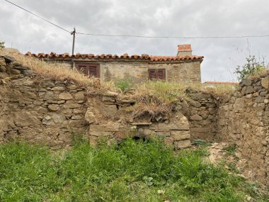  Gkeada Old Bademli köyünde terk edilmiş, yıpranmış bir taş ev. Gliki Köyü, Imbros Adası 'ndaki taş evler. Çanakkale, Türkiye
