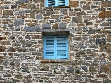 Geleneksel Yunanistan, Akdeniz, Ege tipi mavi panjurlu taş ev penceresi