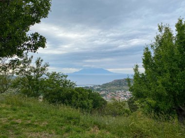 Kuzey Ege Denizi ve Yunan adası Eski Bademli (Gliki) Köy Gökçeada-Imbros adasından Semendirek manzarası