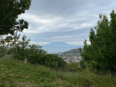 Kuzey Ege Denizi ve Yunan adası Eski Bademli (Gliki) Köy Gökçeada-Imbros adasından Semendirek manzarası